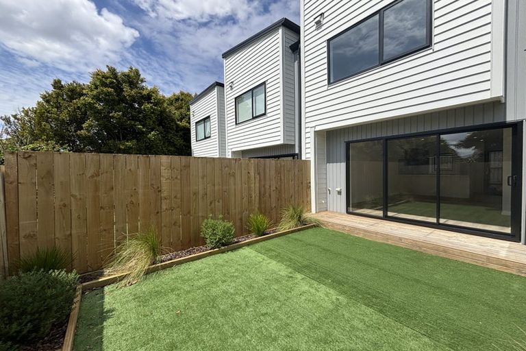 Photo of property in 4/9 Flanshaw Road, Te Atatu South, Auckland, 0610
