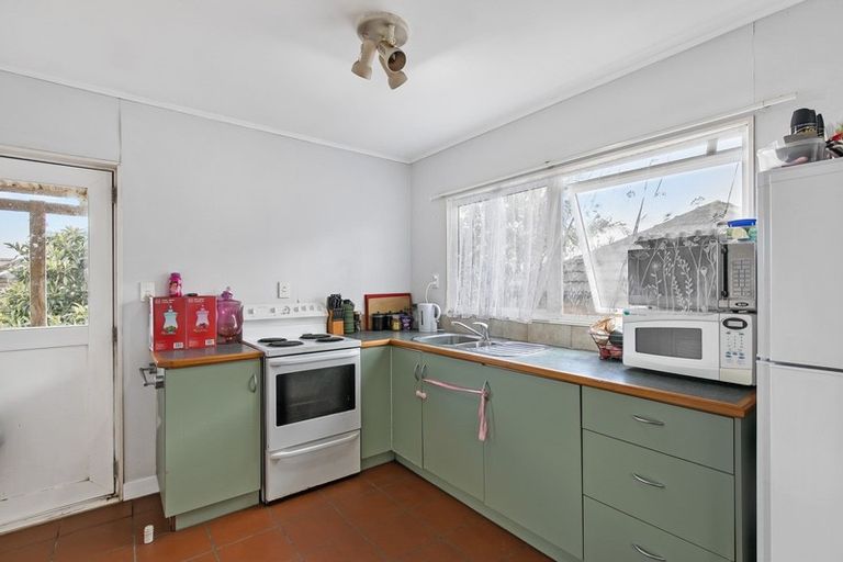 Photo of property in 2c Matipo Road, Te Atatu Peninsula, Auckland, 0610