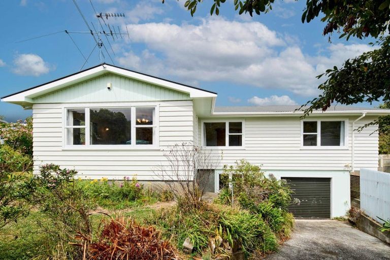 Photo of property in 16 Clematis Grove, Maungaraki, Lower Hutt, 5010