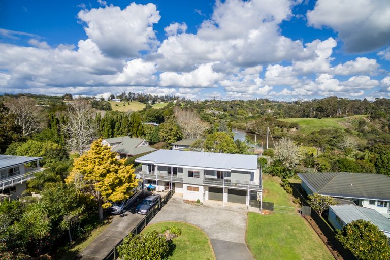 Photo of property in 35 Kemp Road, Massey, Auckland, 0614