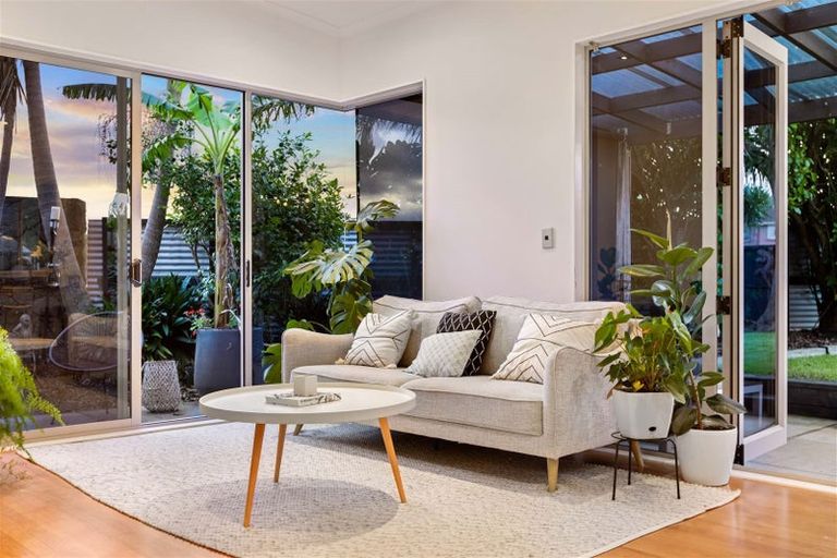 Photo of property in 1 Walton Street, Red Beach, 0932