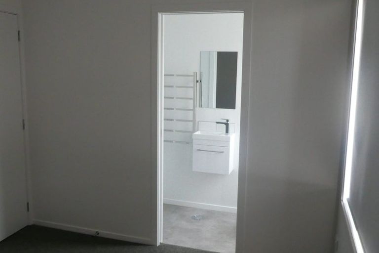 Photo of property in 4/504 Don Buck Road, Massey, Auckland, 0614