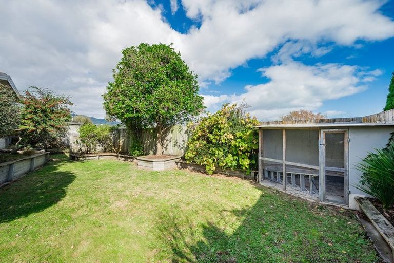 Photo of property in 32 Quadrant Heights, Paraparaumu, 5032