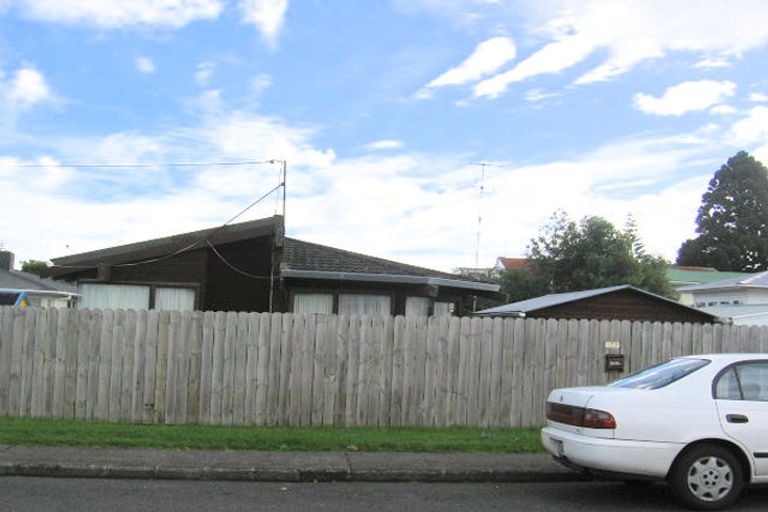 Photo of property in 102 Taikata Road, Te Atatu Peninsula, Auckland, 0610