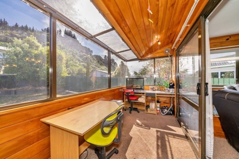 Photo of property in 6 Edmund Lomas Grove, Birchville, Upper Hutt, 5018