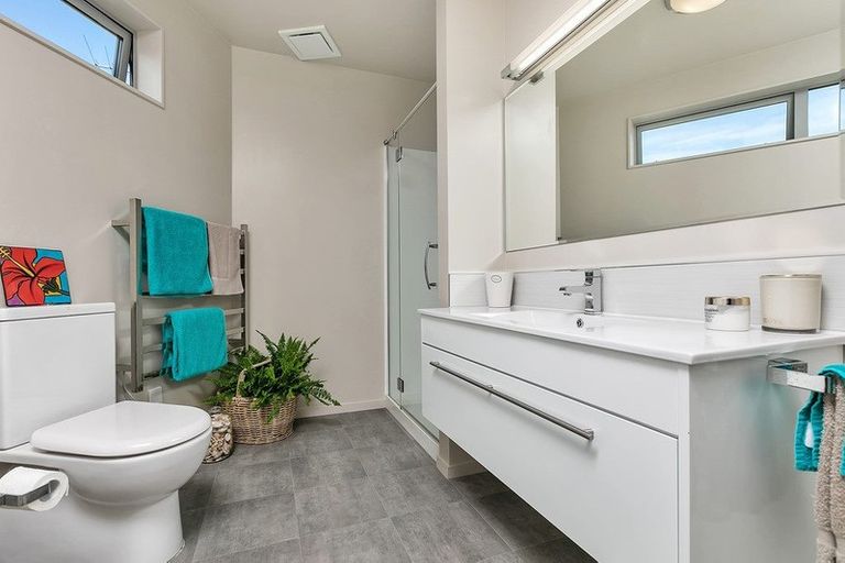 Photo of property in 96a Eskdale Road, Birkdale, Auckland, 0626