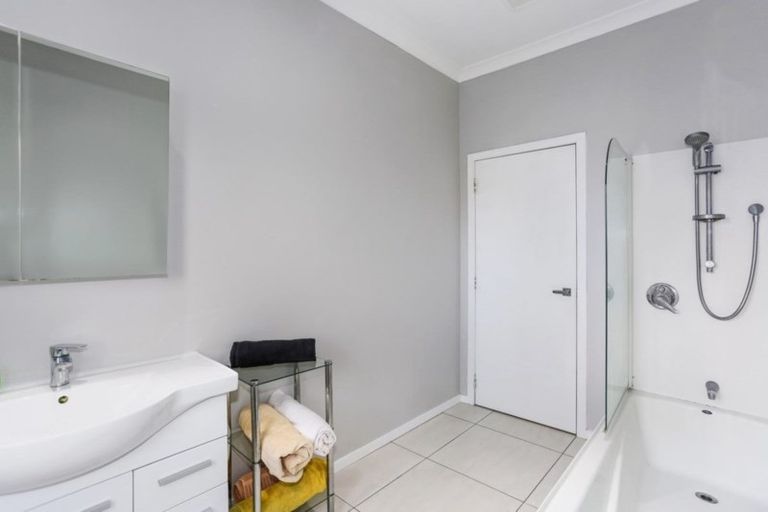 Photo of property in 71 Helvetia Road, Pukekohe, 2120