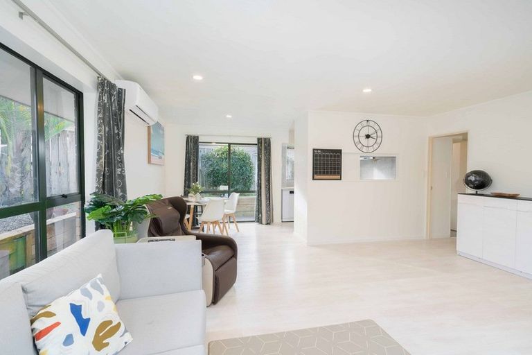 Photo of property in 8 Frank Bunce Grove, Flat Bush, Auckland, 2019
