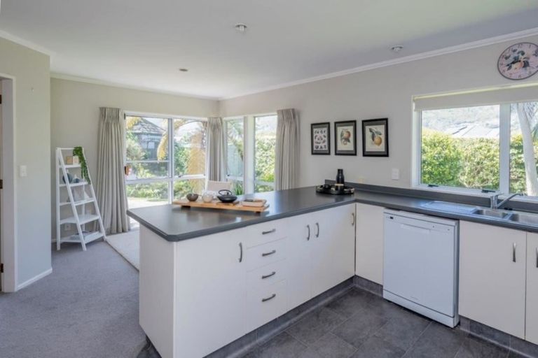 Photo of property in 9 Papawai Grove, Waikanae, 5036