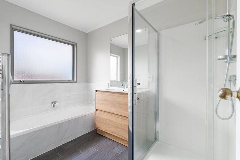 Photo of property in 44 De Havilland Drive, Goodwood Heights, Auckland, 2105