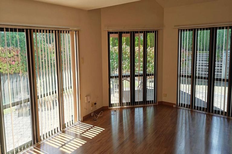 Photo of property in 5 Queen Natalie Place, Massey, Auckland, 0614