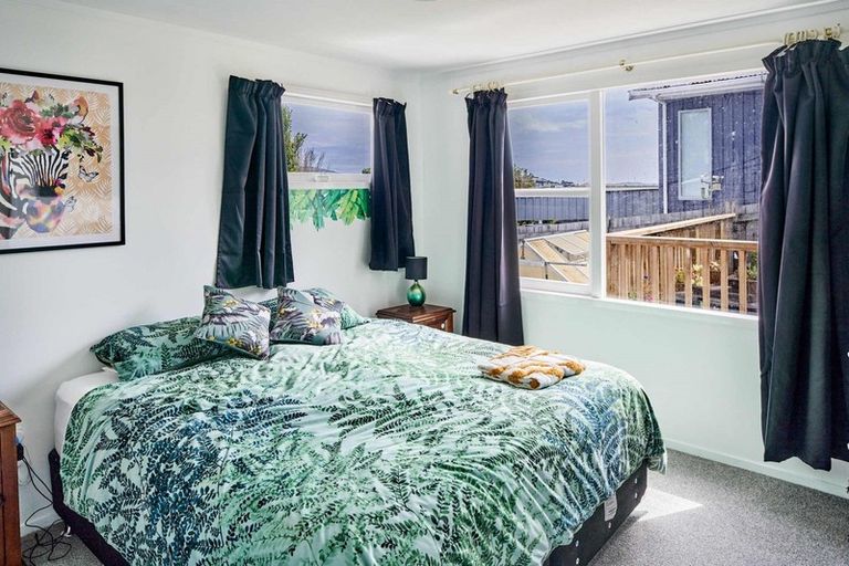 Photo of property in 27 Griffiths Grove, Newlands, Wellington, 6037