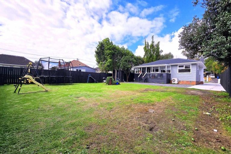 Photo of property in 1 Coburg Street, Henderson, Auckland, 0612