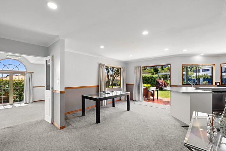 Photo of property in 11 Shelter Grove, Frankleigh Park, New Plymouth, 4310