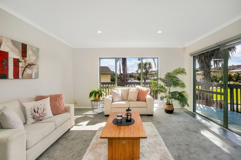 Photo of property in 4 De Havilland Drive, Goodwood Heights, Auckland, 2105