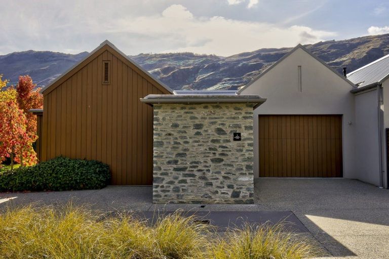 Photo of property in 2 Owen Marshall Lane, Arrowtown, 9371