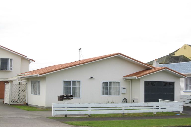 Photo of property in 4a Roy Terrace, Moturoa, New Plymouth, 4310