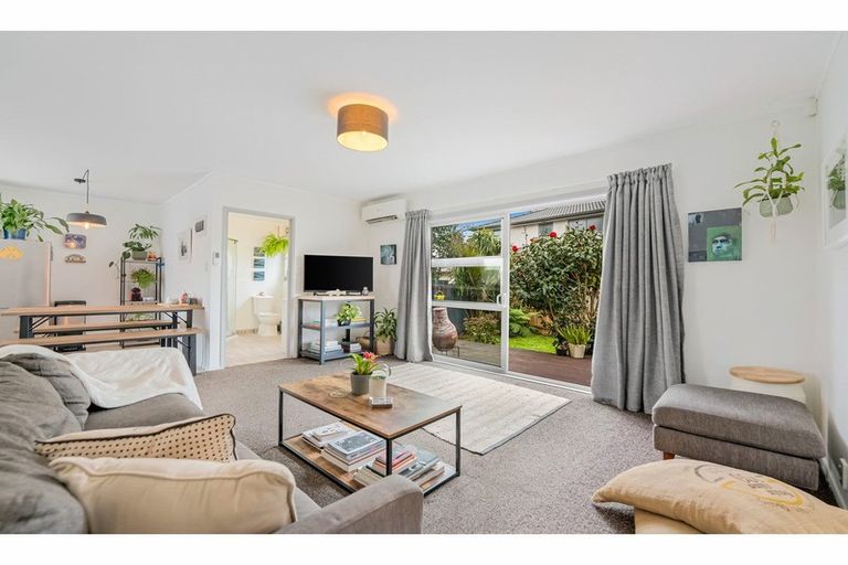 Photo of property in 1 Golf Road, New Lynn, Auckland, 0600