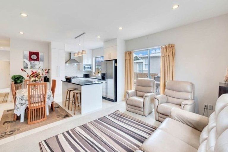 Photo of property in 17 Clendon Place, Manurewa, Auckland, 2102