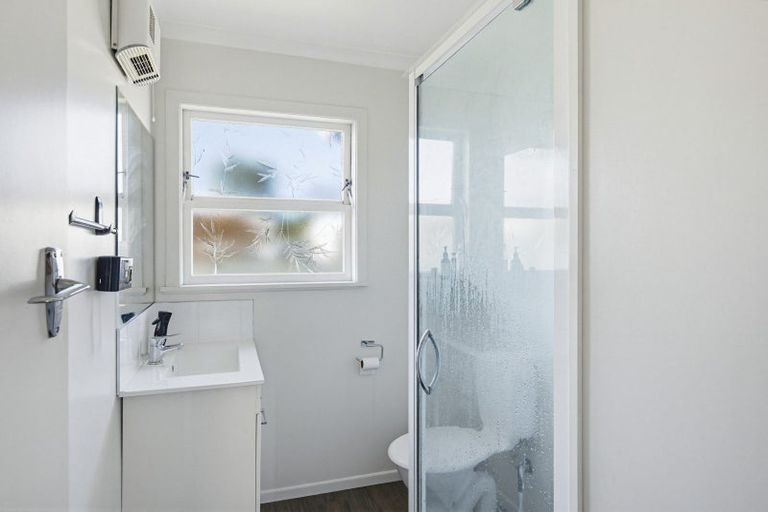 Photo of property in 32 Queenwood Road, Levin, 5510