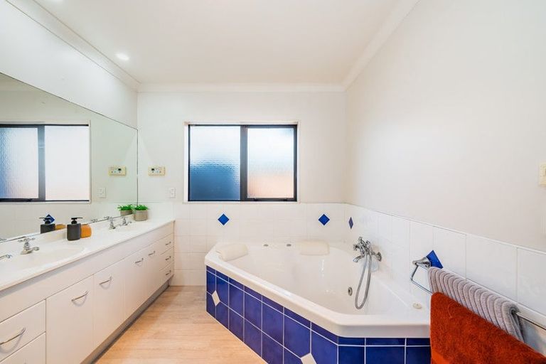 Photo of property in 32 Quadrant Heights, Paraparaumu, 5032