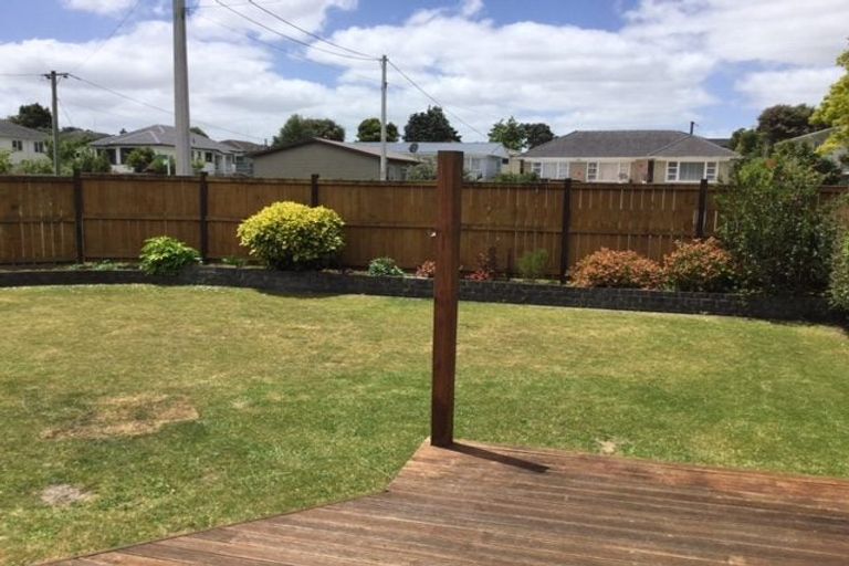 Photo of property in 64 Taikata Road, Te Atatu Peninsula, Auckland, 0610