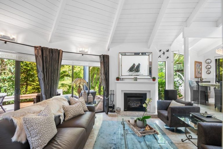 Photo of property in 19 Atarua Gardens, Waiatarua, Auckland, 0604