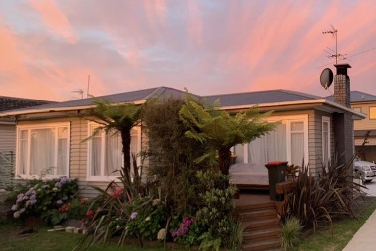Photo of property in 5 Hallberry Road, Mangere East, Auckland, 2024
