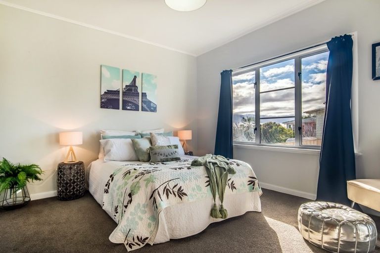 Photo of property in 72 Lynwood Road, New Lynn, Auckland, 0600