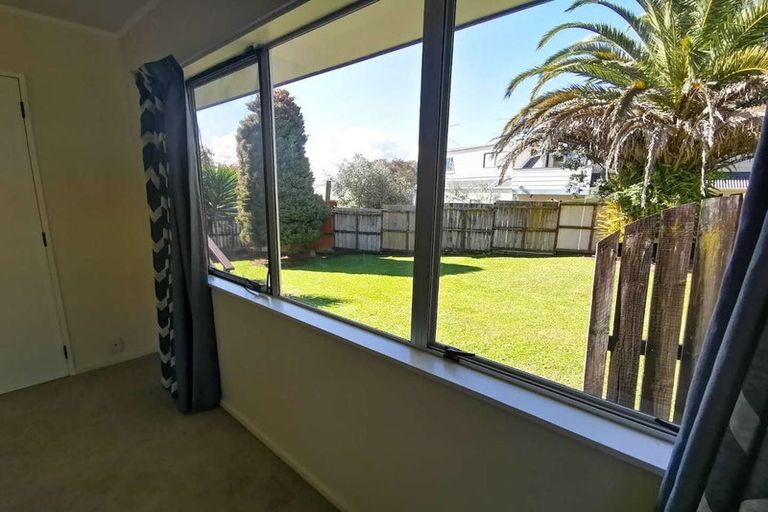 Photo of property in 21 Raelene Place, Massey, Auckland, 0614