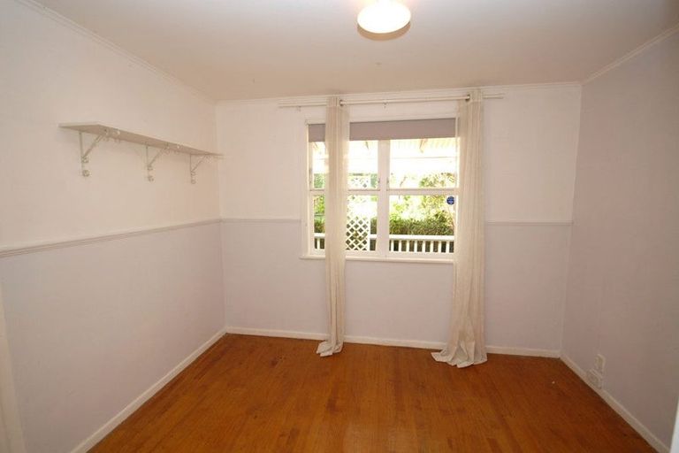 Photo of property in 64 Selwyn Crescent, Forrest Hill, Auckland, 0620