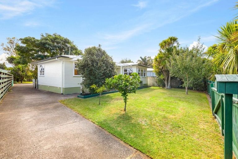 Photo of property in 19 Brennan Avenue, Te Atatu Peninsula, Auckland, 0610