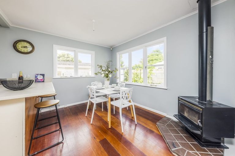 Photo of property in 37 Edmonton Road, Henderson, Auckland, 0612