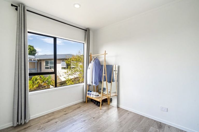 Photo of property in 2/20 Celeste Place, Totara Vale, Auckland, 0627