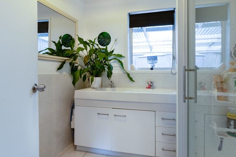 Photo of property in 52 Staincross Street, Green Bay, Auckland, 0604