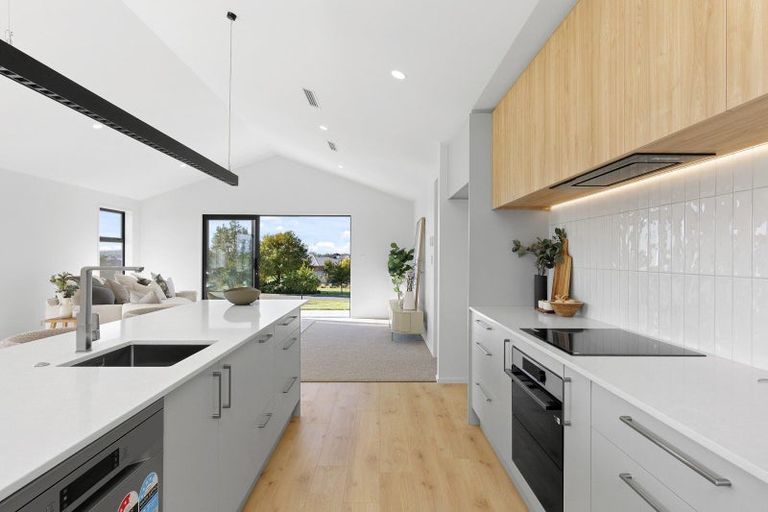 Photo of property in 14 Village Green Drive, Huntingdon, 7774