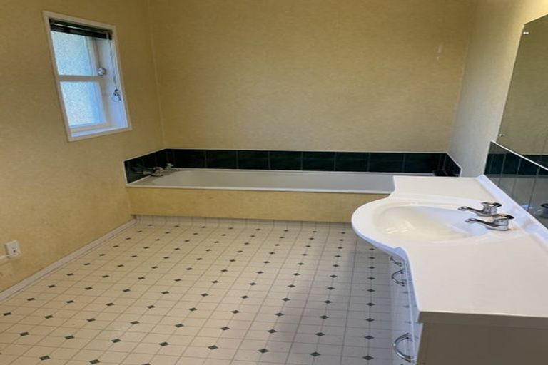 Photo of property in 64 Taikata Road, Te Atatu Peninsula, Auckland, 0610