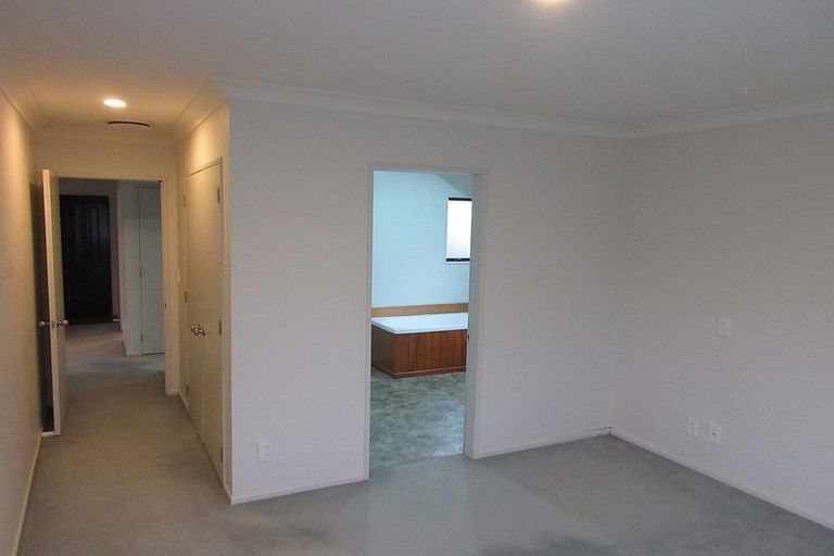 Photo of property in 15u6 Glanmire Road, Newlands, Wellington, 6037