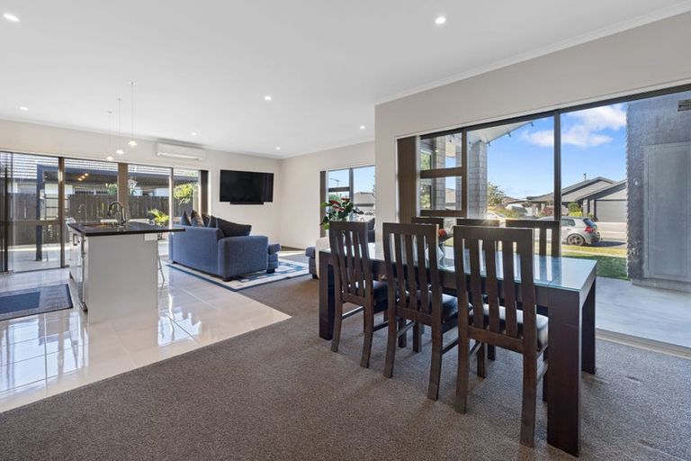 Photo of property in 32 Rainey Crescent, Papamoa Beach, Papamoa, 3118