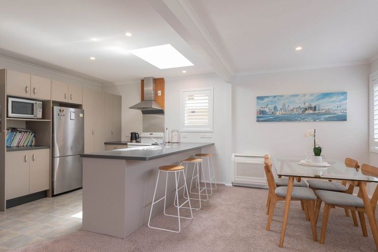 Photo of property in 1 Neeve Place, Taradale, Napier, 4112