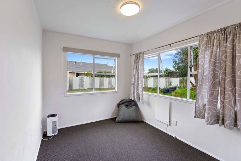 Photo of property in 16 Eruini Street, Waikanae Beach, Waikanae, 5036