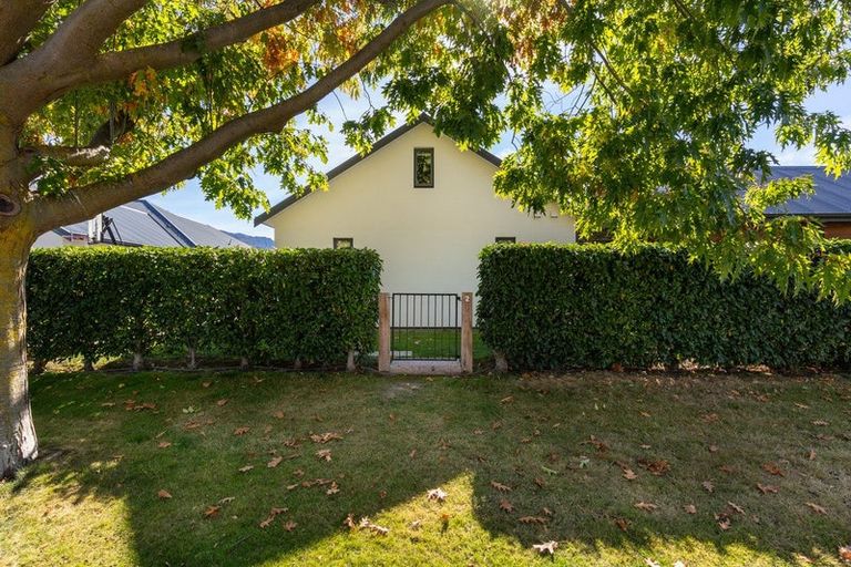 Photo of property in 2 Bridesdale Drive, Lake Hayes, Queenstown, 9304