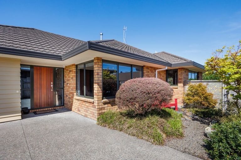Photo of property in 23 Johnstone Drive, Fitzherbert, Palmerston North, 4410