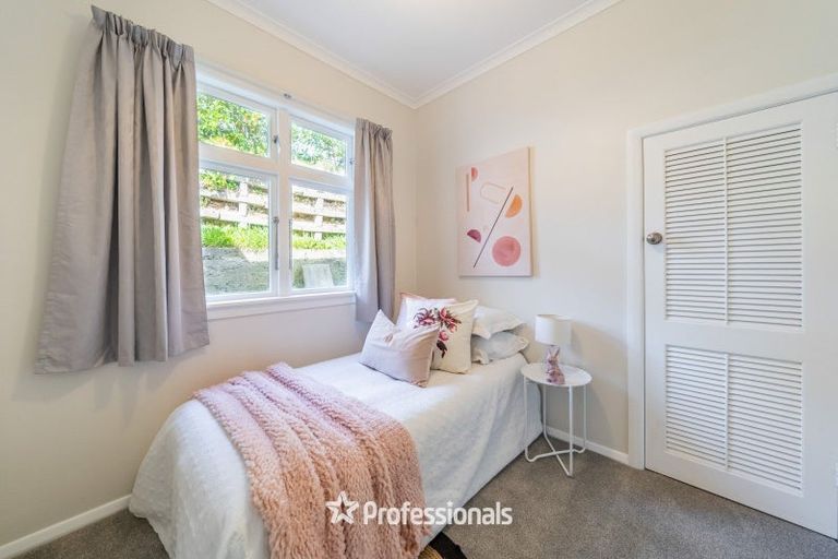 Photo of property in 17 Maungaraki Road, Korokoro, Lower Hutt, 5012