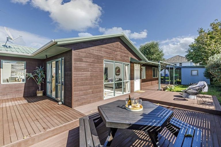 Photo of property in 18 Edgeworth Road, Glenfield, Auckland, 0629
