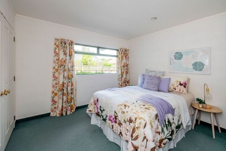 Photo of property in 2 Inverell Place, Waikanae, 5036