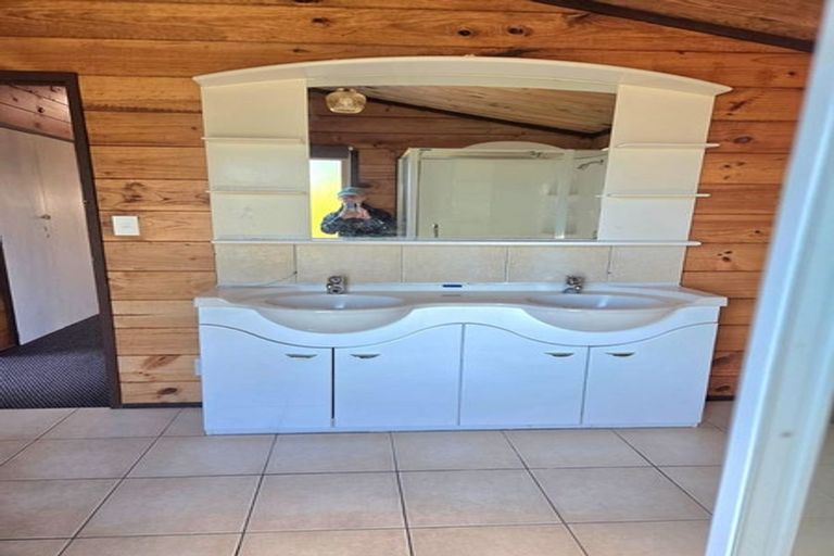 Photo of property in 3 Chestnut Grove, Maungaraki, Lower Hutt, 5010