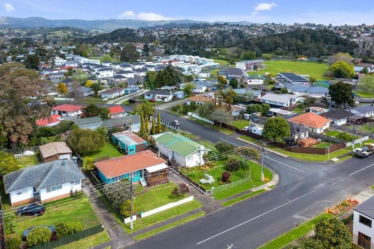 Photo of property in 12 Garelja Road, Henderson, Auckland, 0612