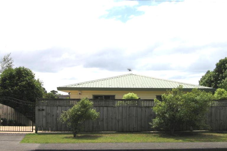 Photo of property in 6/8a Target Road, Totara Vale, Auckland, 0629