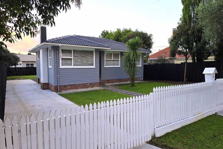 Photo of property in 1 Coburg Street, Henderson, Auckland, 0612